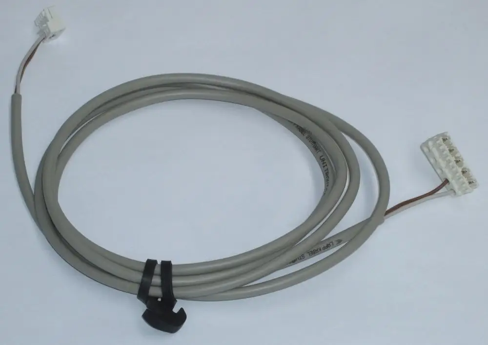 Grau gefärbtes Kabel mit zwei Steckverbindern an den Enden, geeignet für Anwendungen im Heizungsbereich, möglicherweise für Daikin-Systeme.